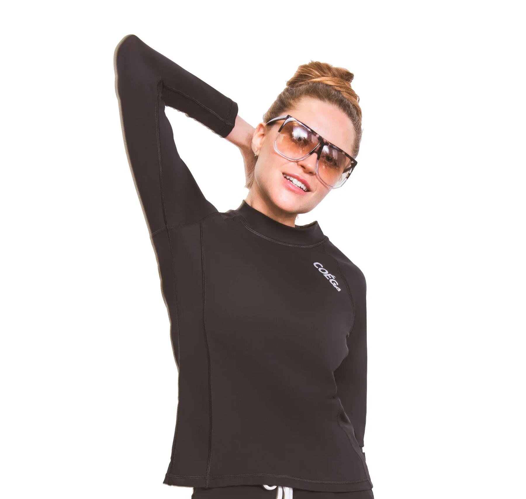 kobieta w odzieży rashguard