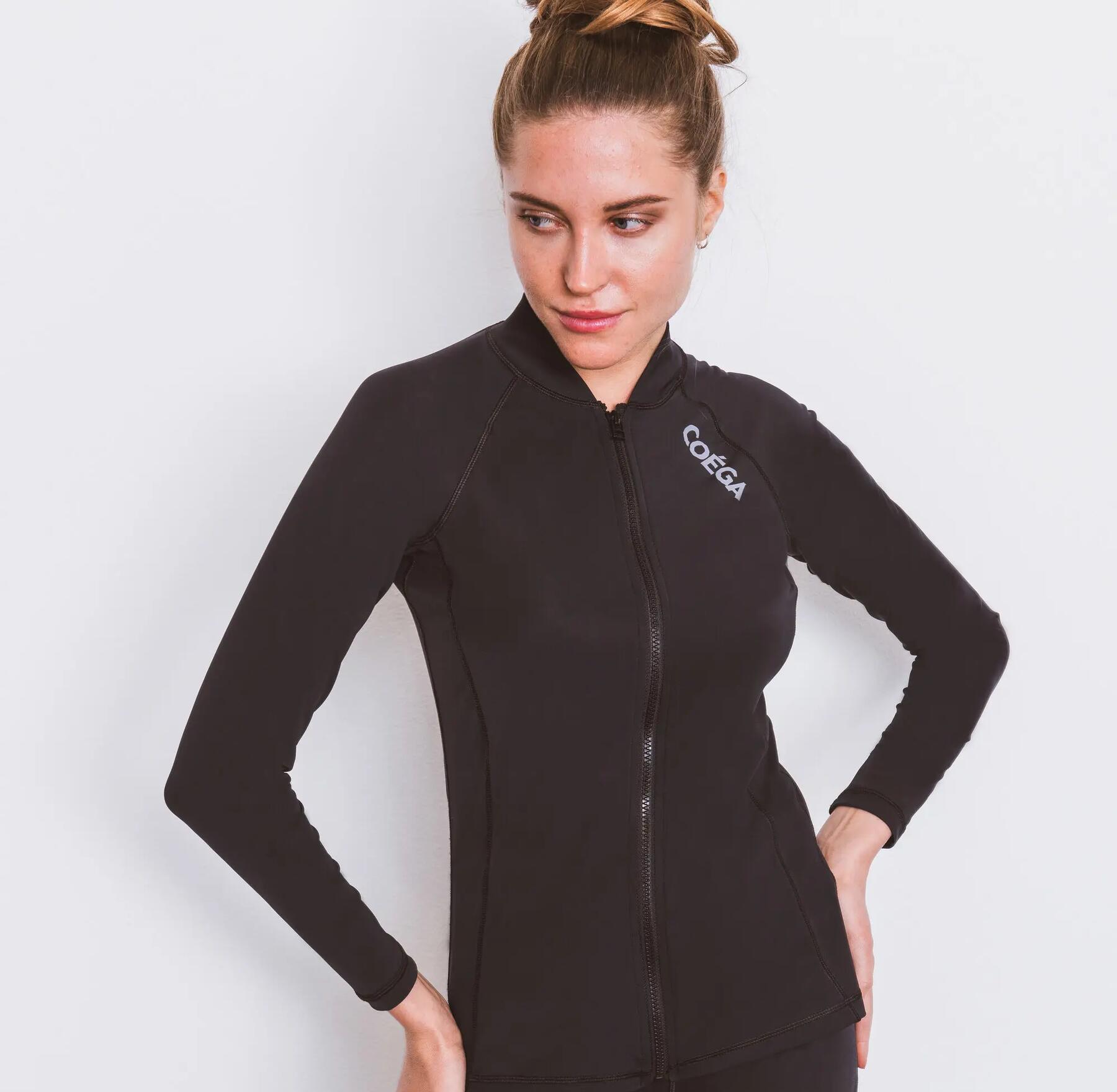 kobieta w odzieży rashguard