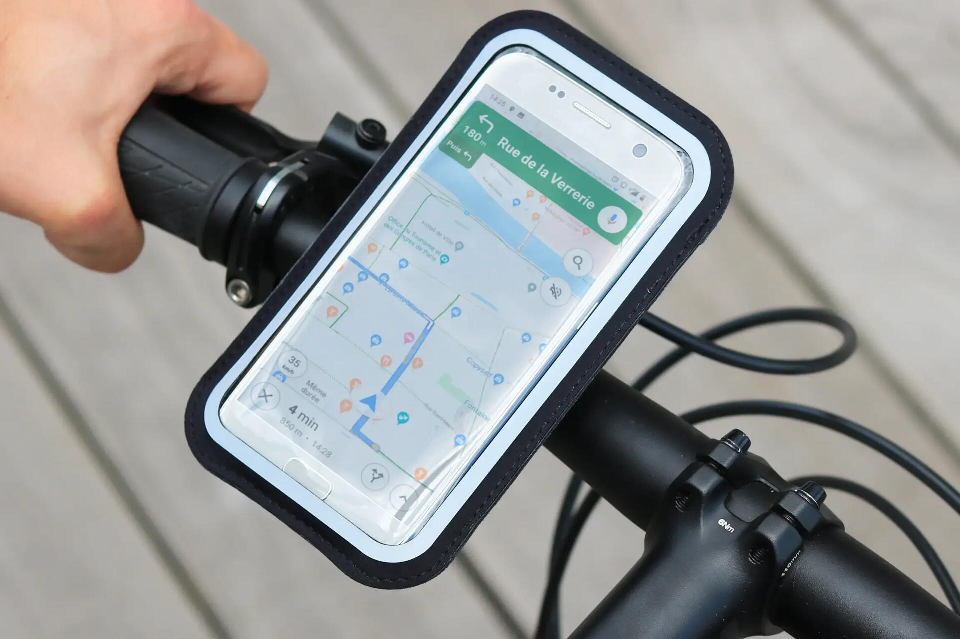 Telefon z nawigacją przymocowany do kierwonicy rowerowej za pomocą uchwutu na telefon