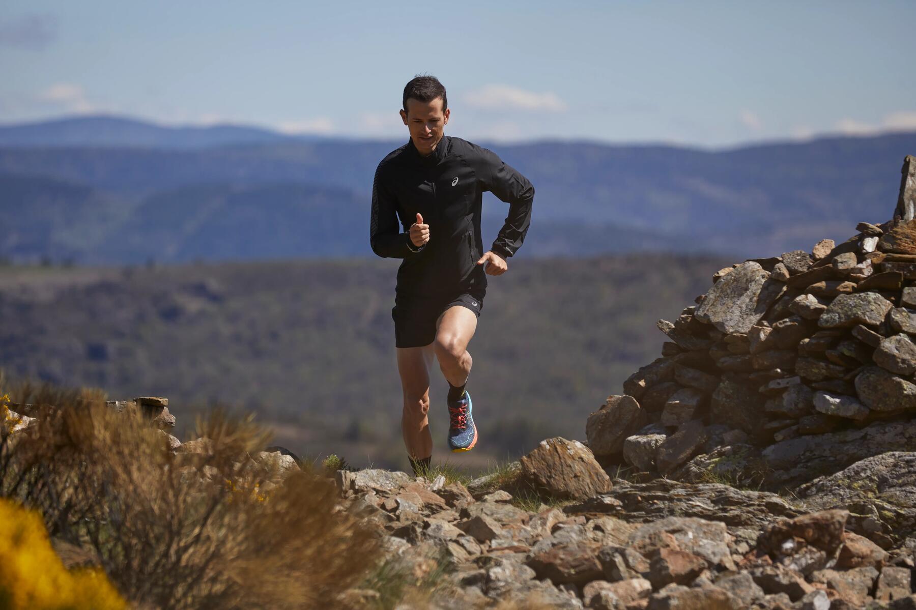 hombre practicando trail running