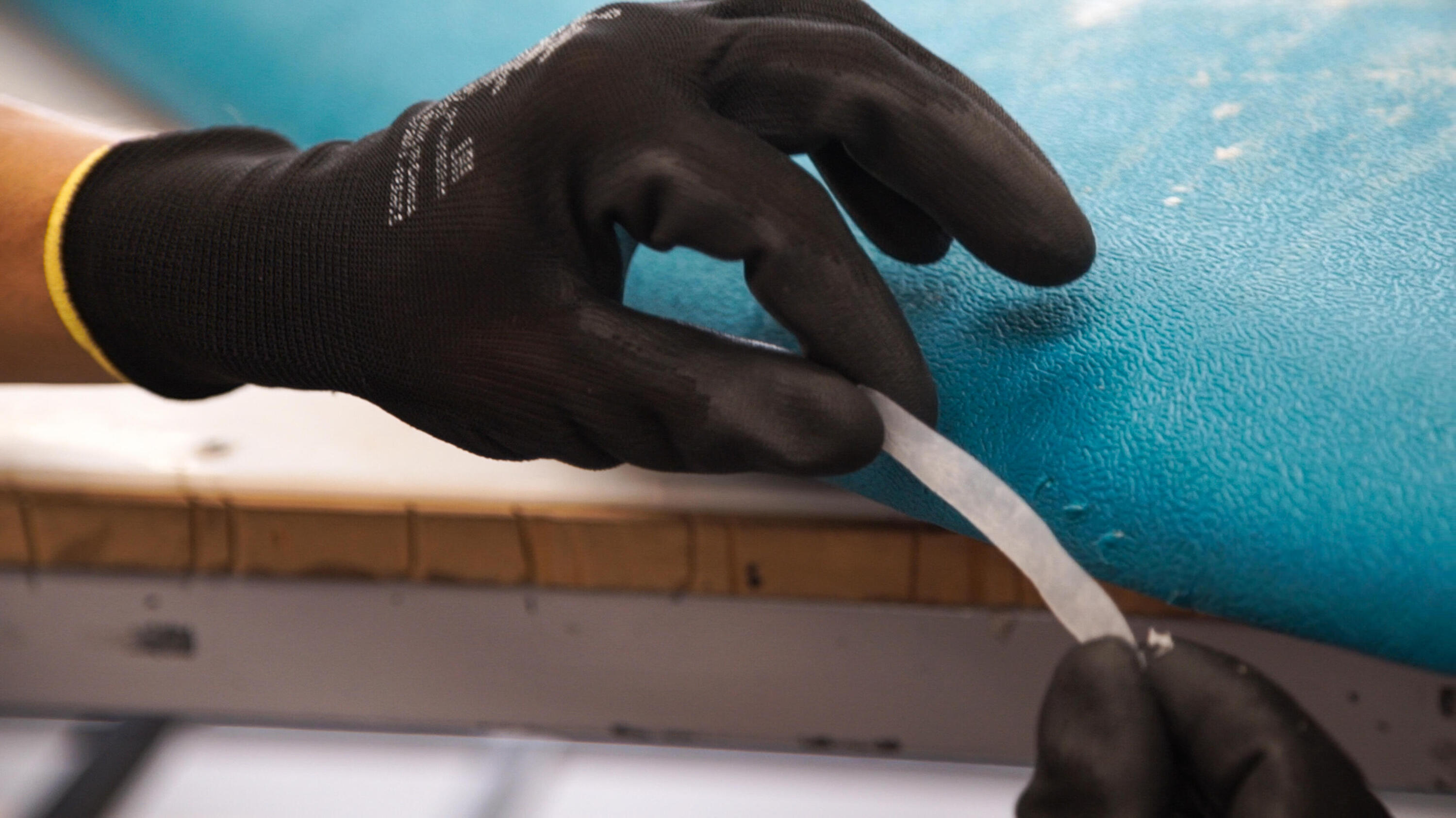 Reparatur Riss kleiner als 5 cm auf Schaumstoff-Surfboard 3/4