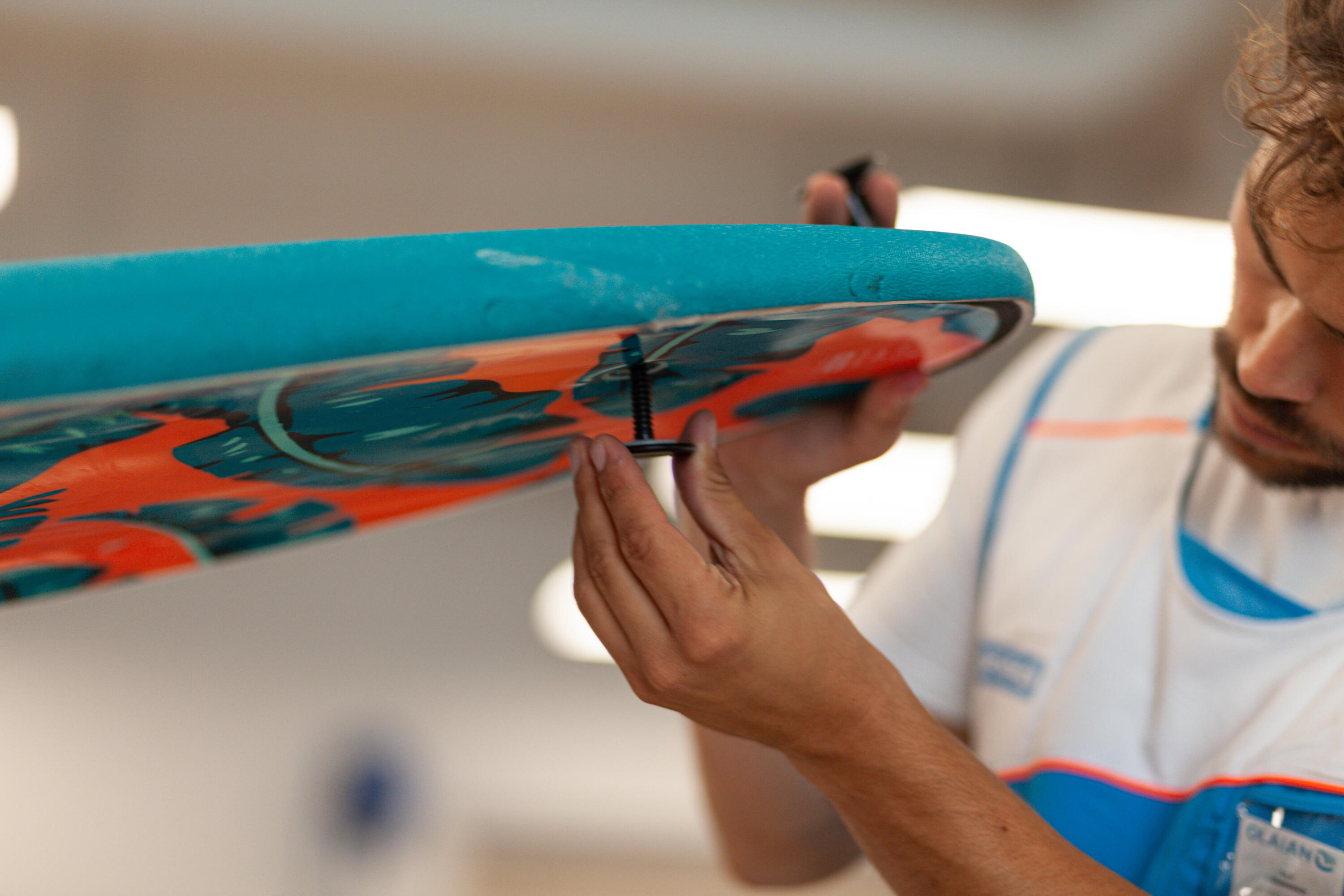 CHANGEMENT D'ACCESSOIRE DE PLANCHE DE SURF EN MOUSSE 4/6
