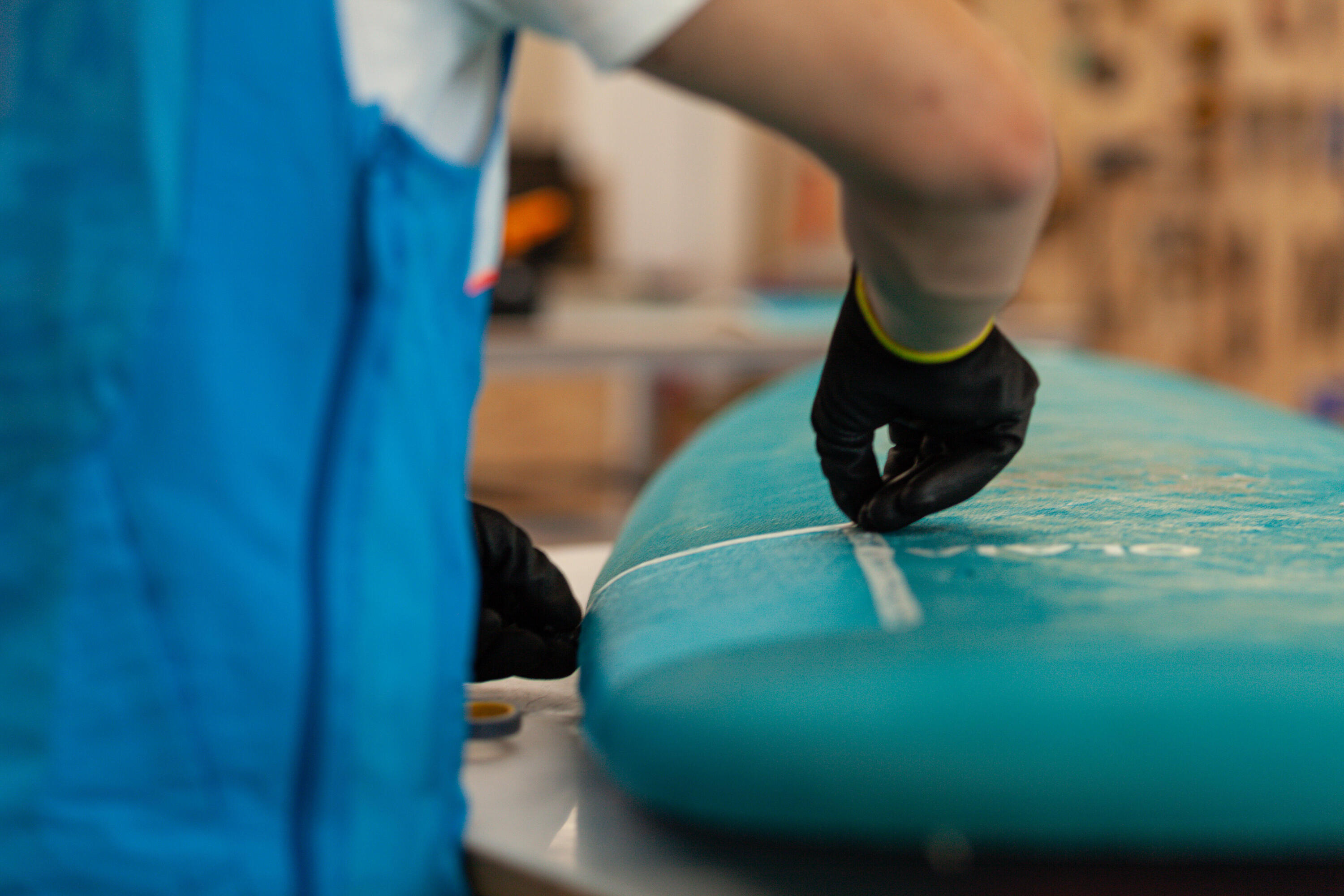 REPARATION CLOQUE SUR RAIL SUR PLANCHE DE SURF EN MOUSSE 5/5