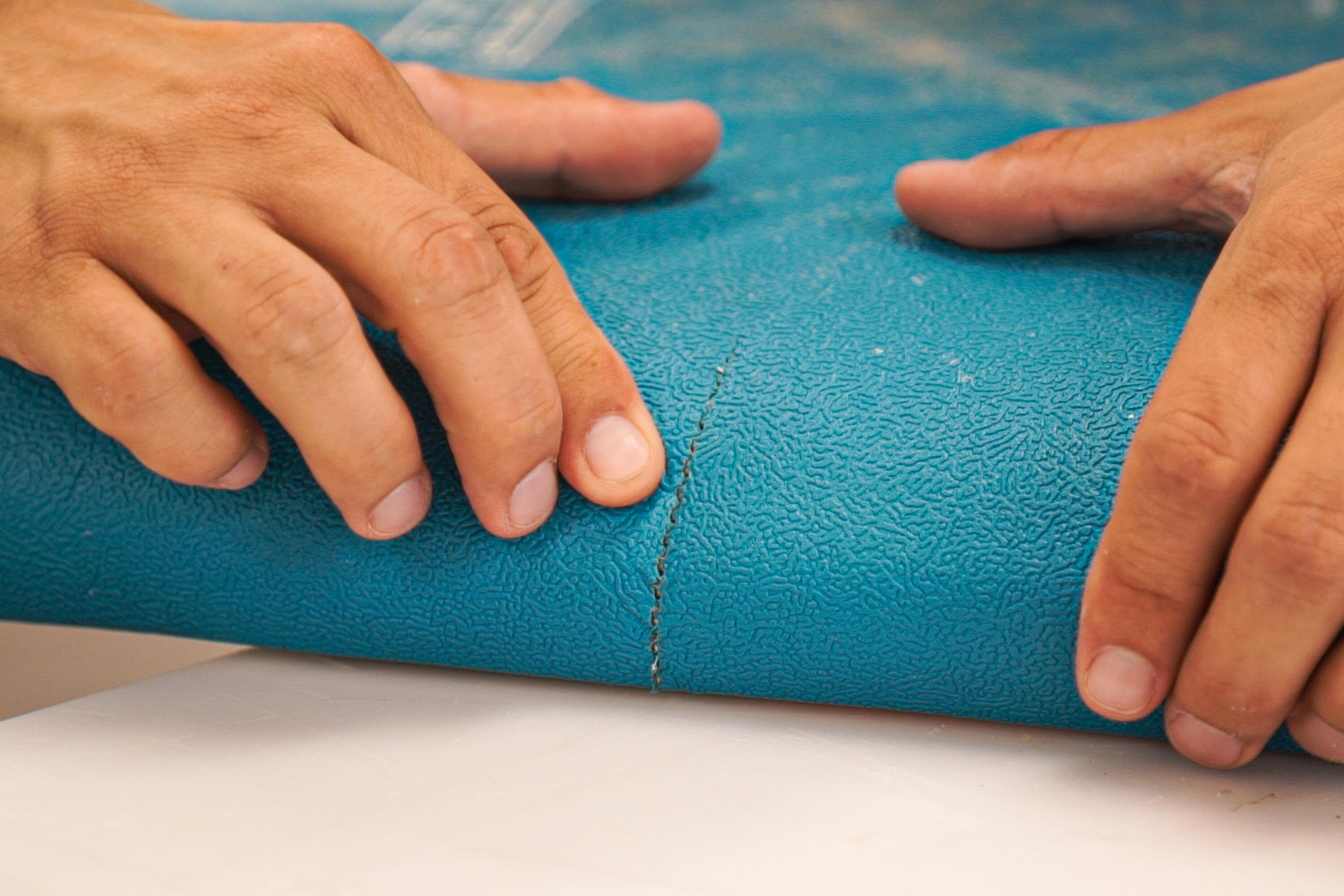 REPARATION ENTAILLE PLANCHE DE SURF EN MOUSSE 2/4