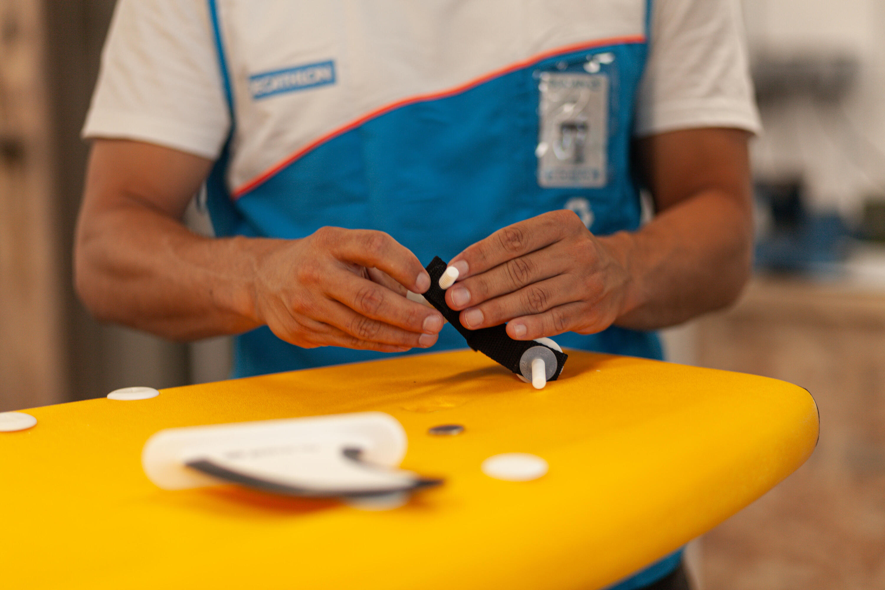 CHANGEMENT D'ACCESSOIRE DE PLANCHE DE SURF EN MOUSSE 2/6