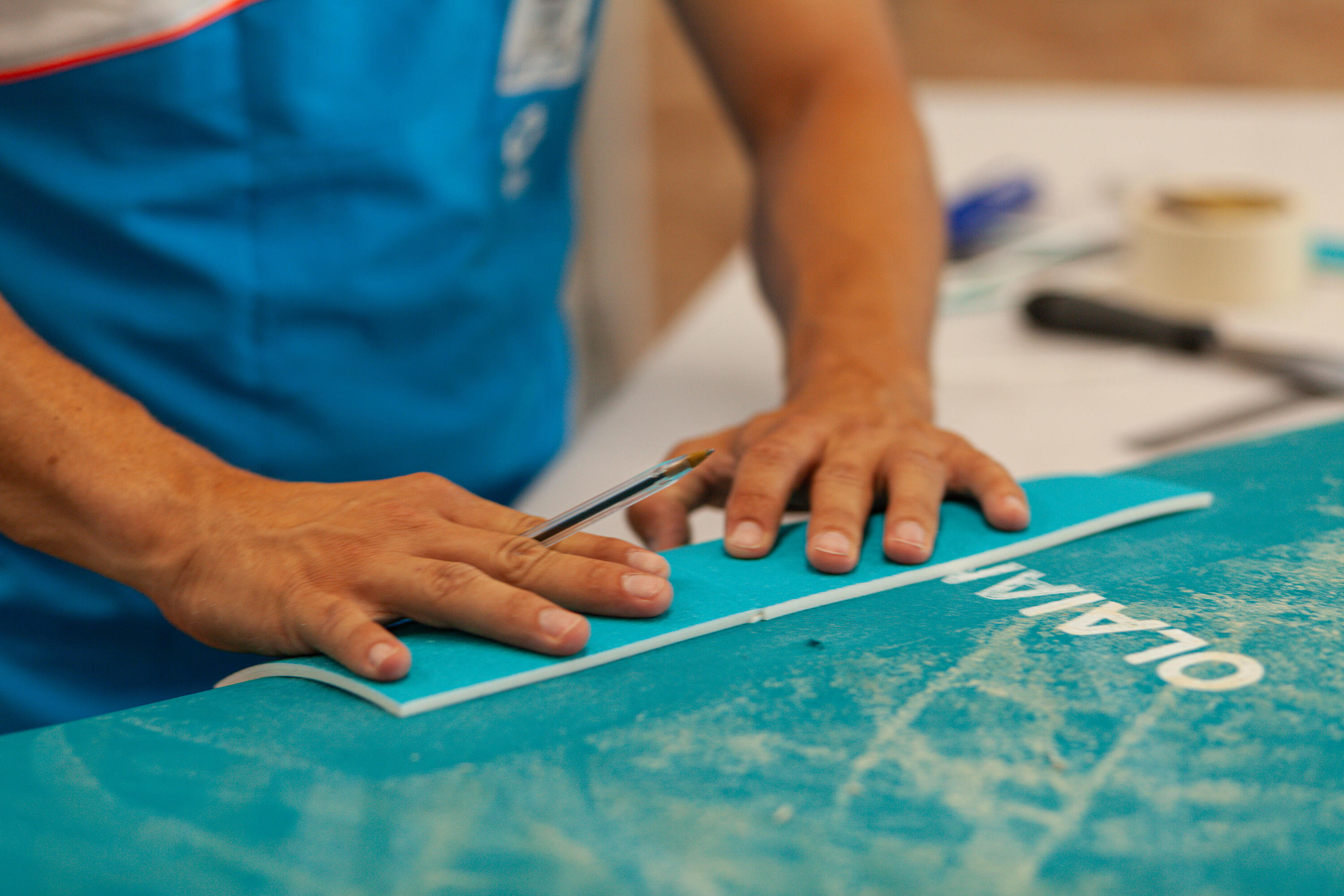 REPARATION CLOQUE SUR RAIL SUR PLANCHE DE SURF EN MOUSSE 3/5