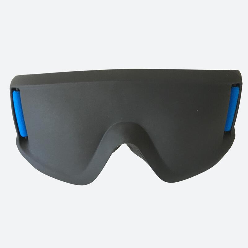 Masque de sport occultant noir et bleu pour personnes non-voyantes.
