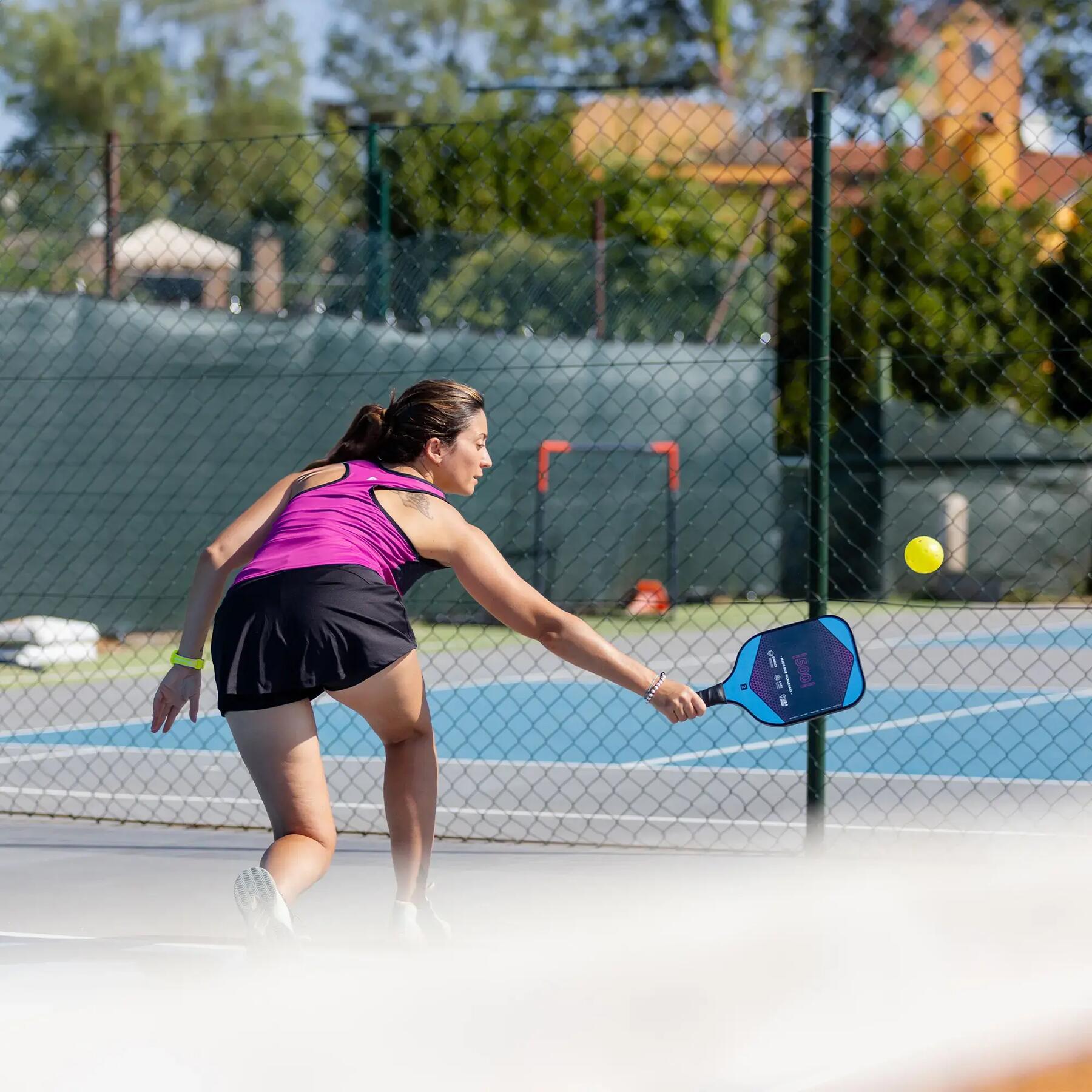 Kobieta grająca w pickleballa