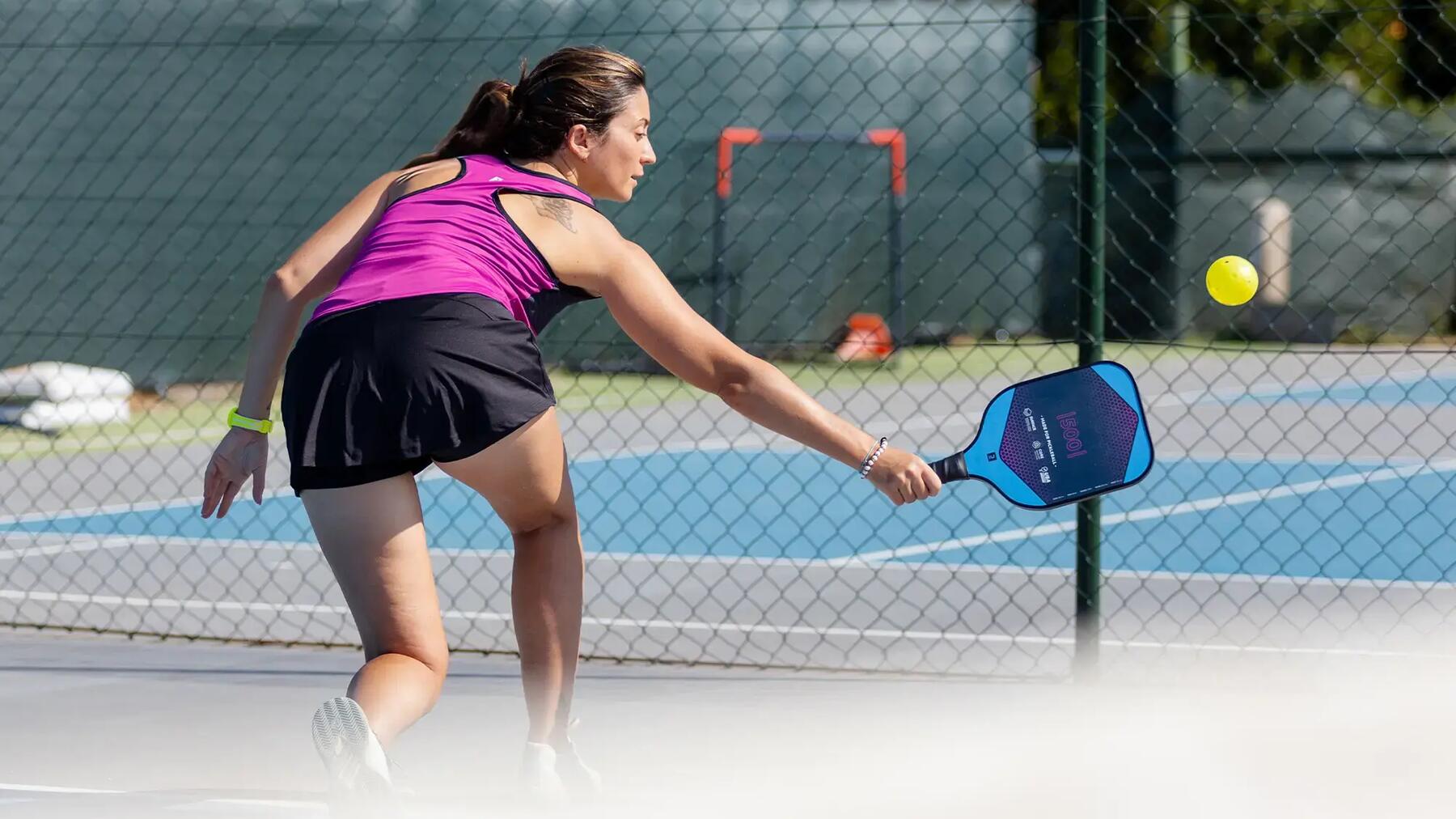 Kobieta grająca w pickleballa