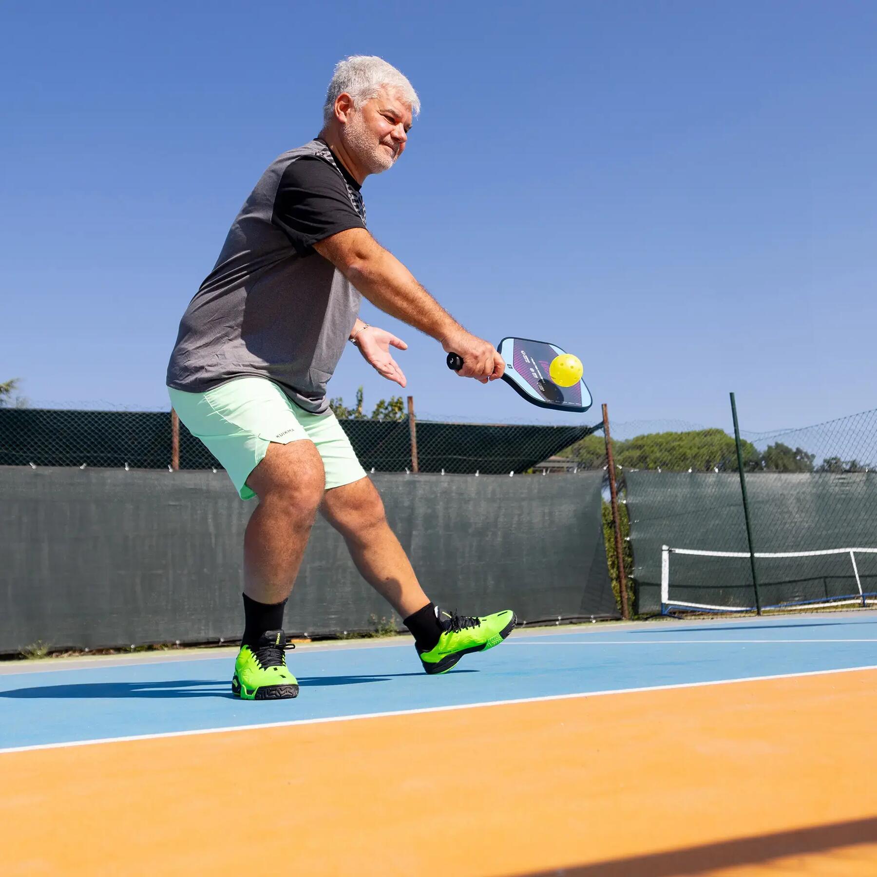 Mężczyzna grający w pickleballa na korcie