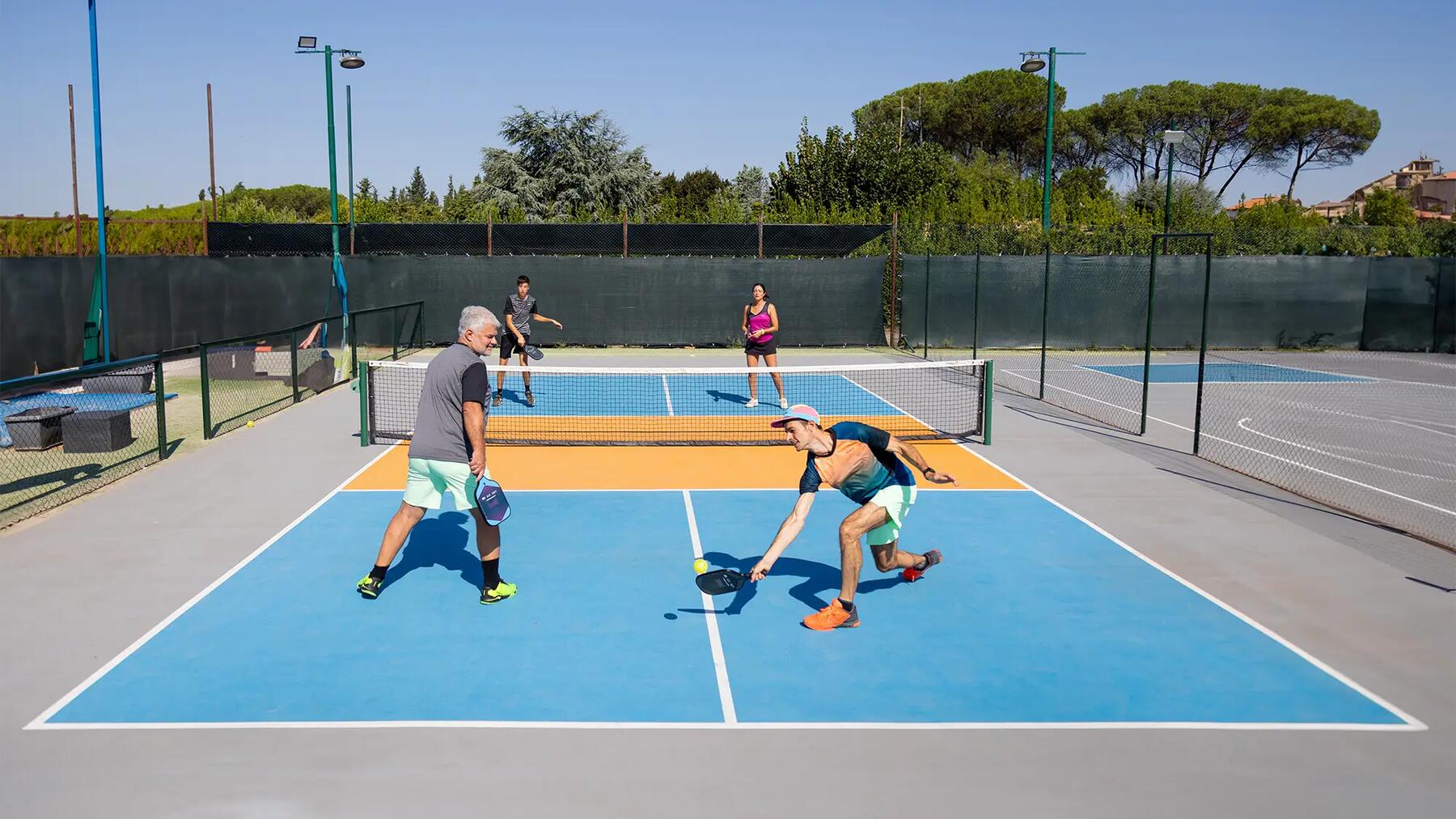 Ludzie grający w pickleballa na korcie