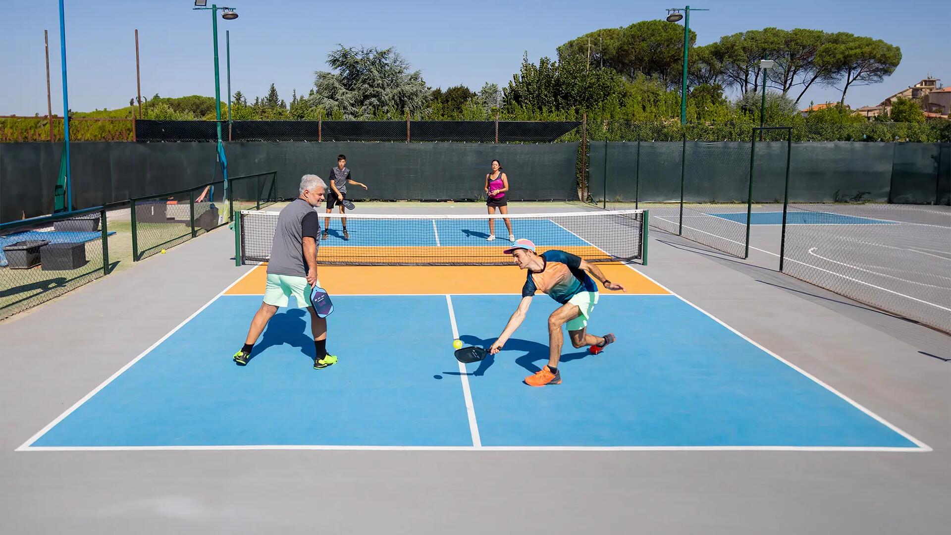 Ludzie grający w pickleballa na korcie