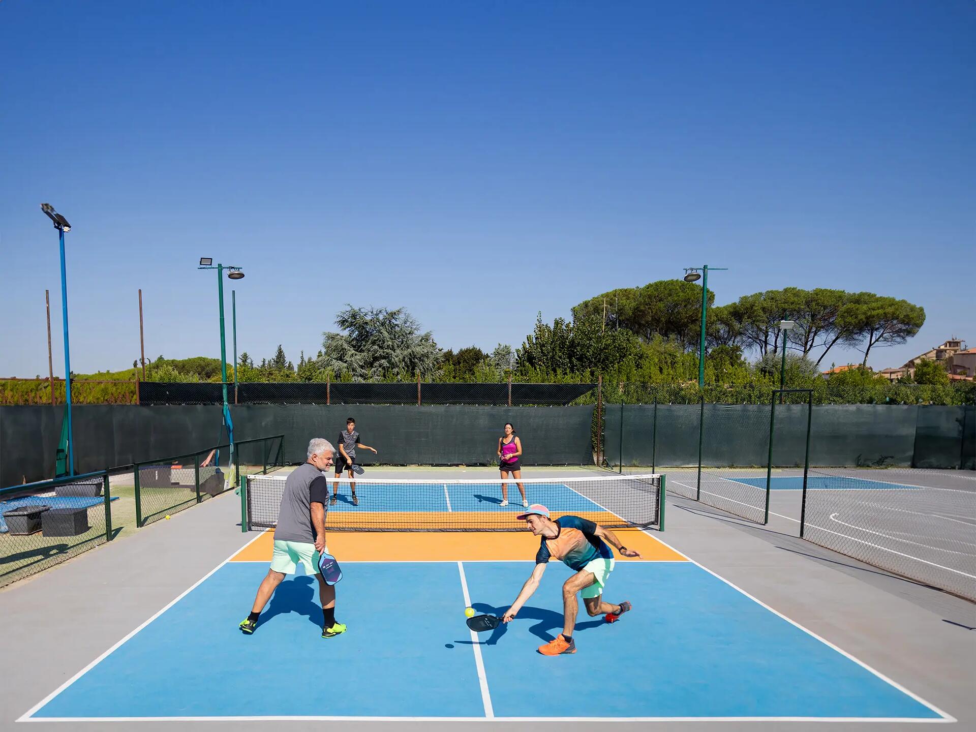 4 personen die pickleball aan het spelen zijn