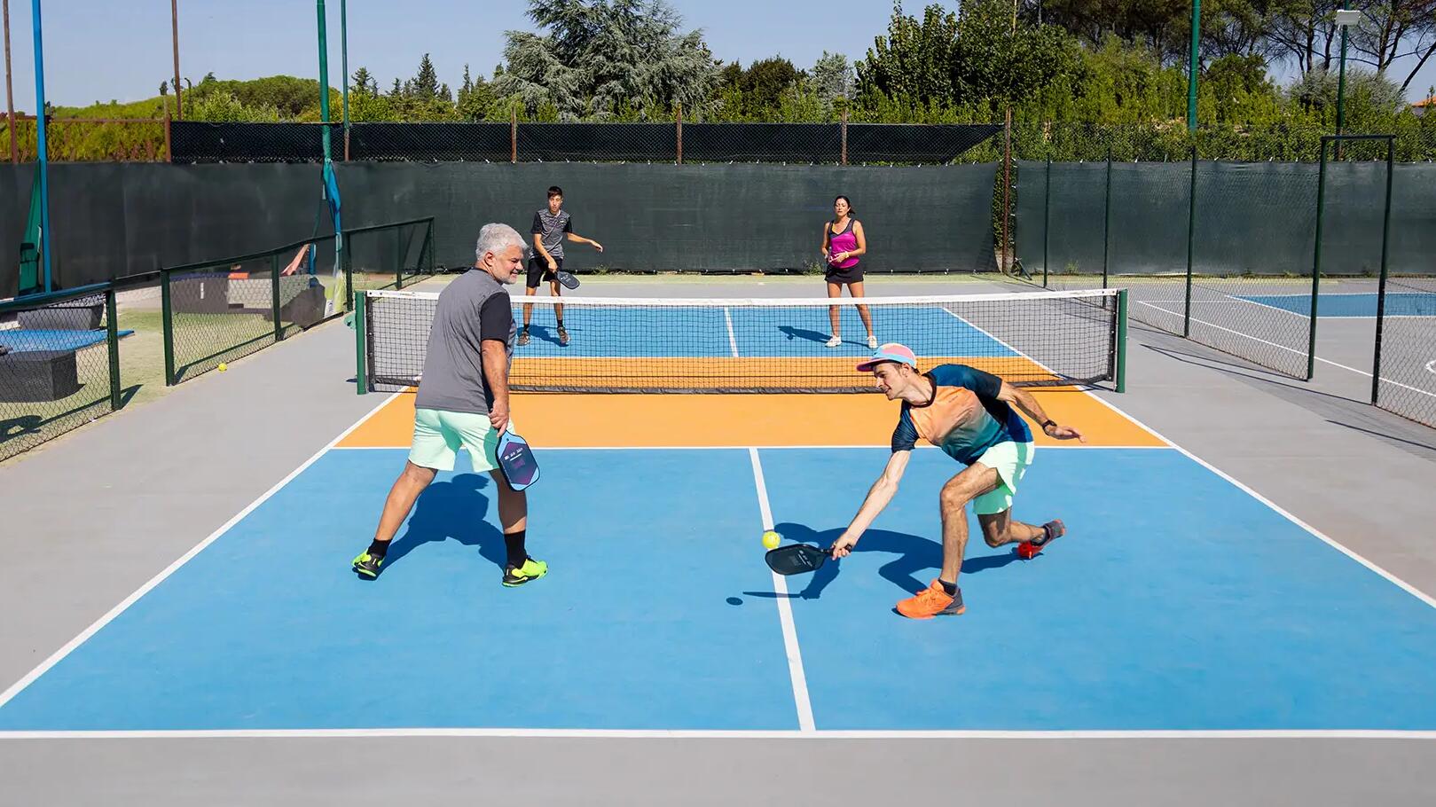 Rodina hrajúca pickleball vonku hlavný banner