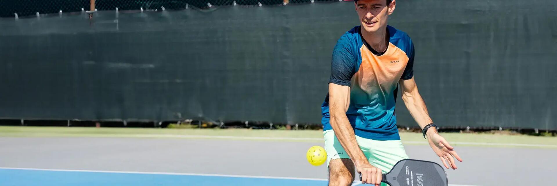 Mężczyzna grający w pickleballa na korcie