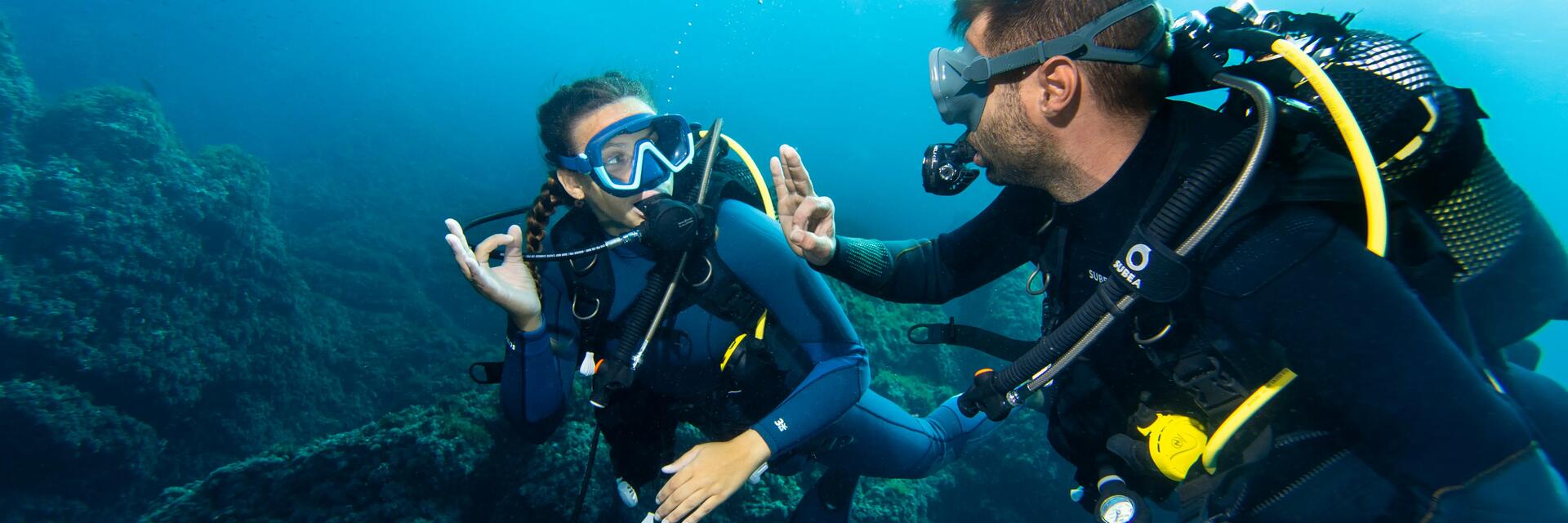 Cuáles son las señales manuales de buceo básicas
