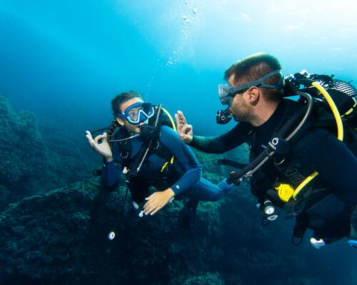 Cuáles son las señales manuales de buceo básicas 