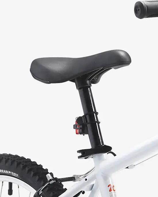Schwarzer Kindersattel an weißem Fahrrad