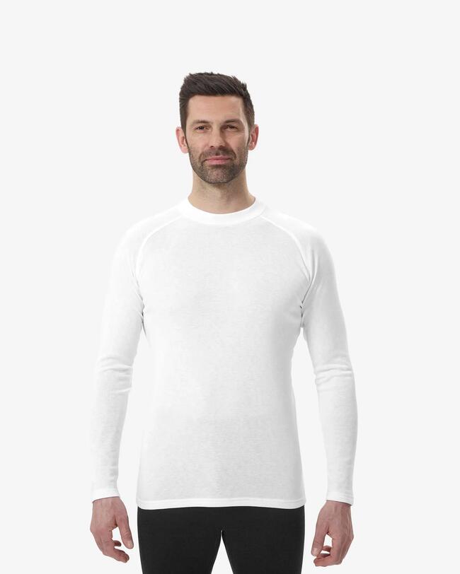 Um homem num estúdio vestindo leggings e uma camisola