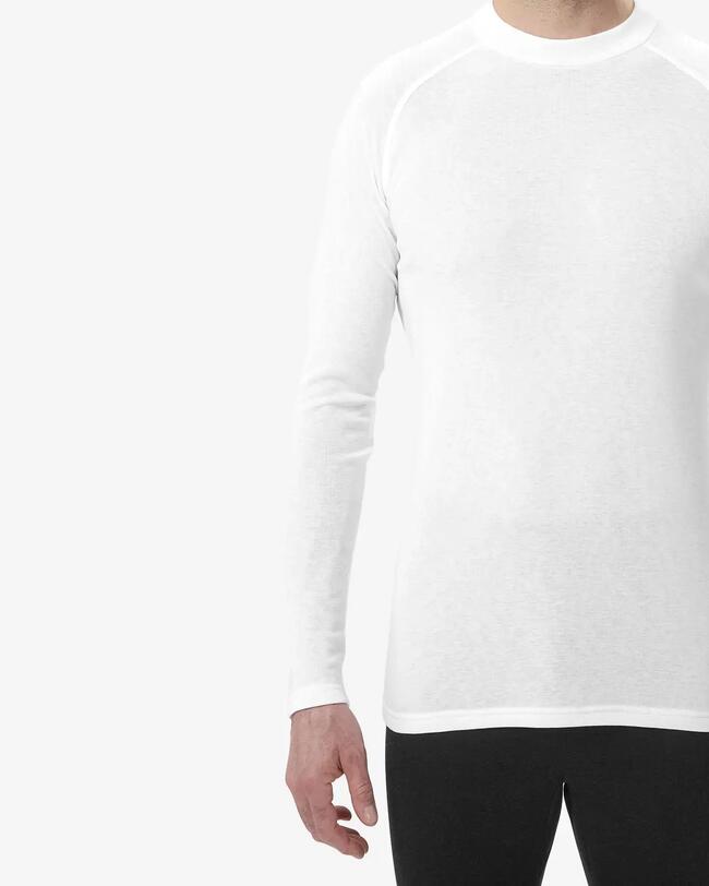 Rücken eines Manns, der ein warmes Funktionsshirt trägt. 