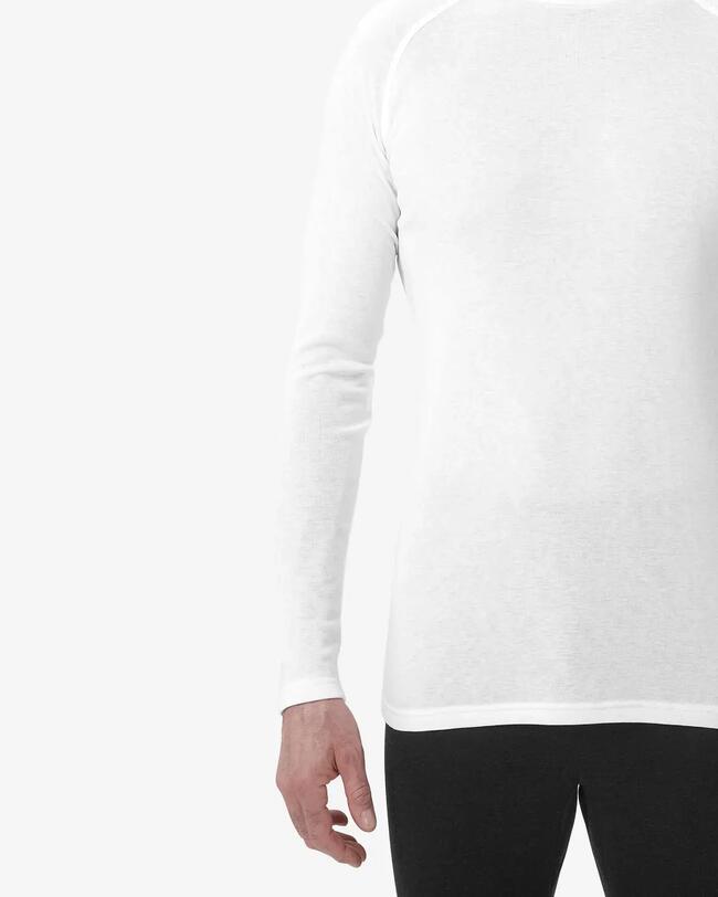 La espalda de un hombre con una primera capa cálida
