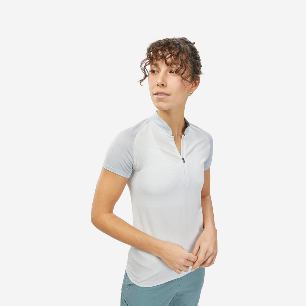 POLERA SENDERISMO MONTAÑA MUJER MH900 MANGA CORTA GRIS CLARO