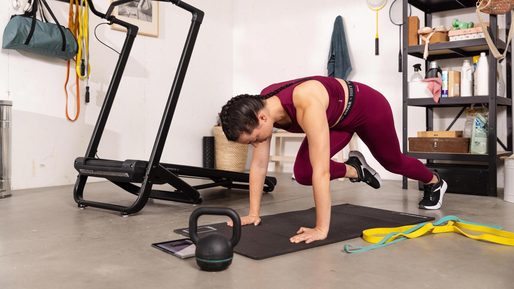 Een vrouw die mountain climbers doet