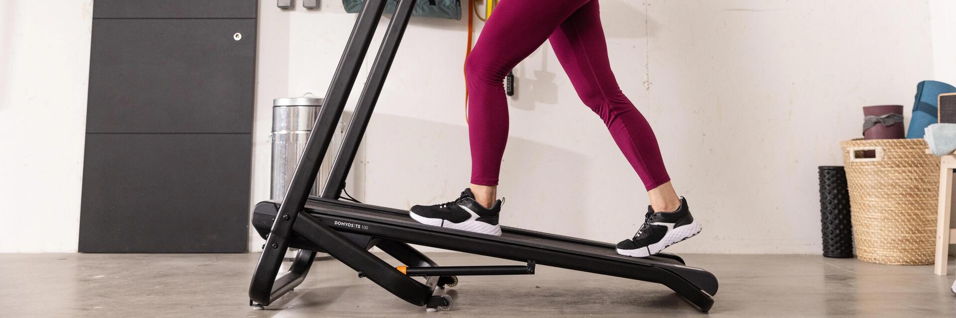 Kobieta chodząca na bieżni pod górkę uprawiająca cozy cardio workout w domu