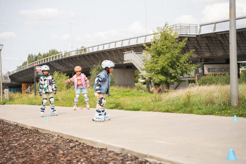 Drie kinderen op Oxelo skeelers
