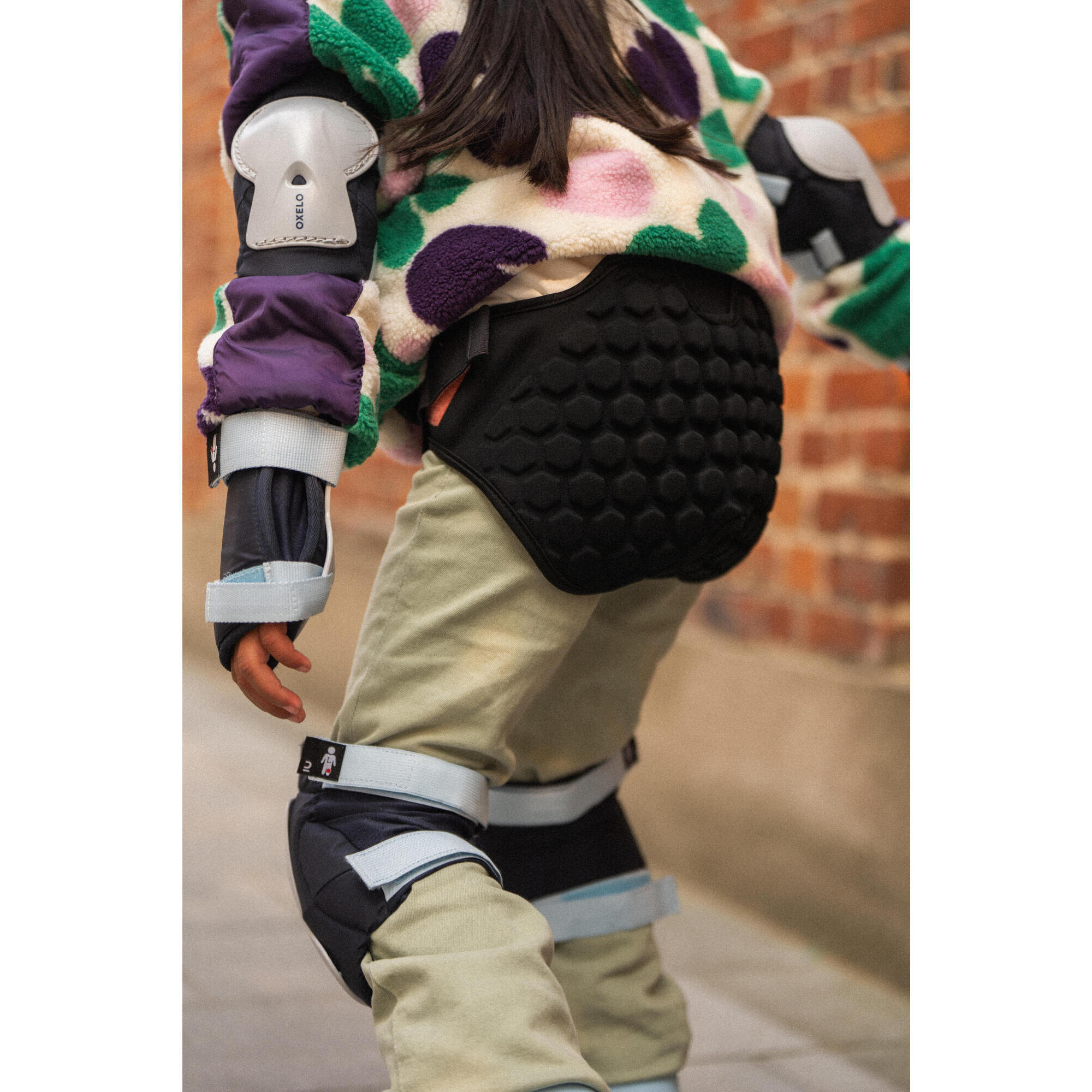 Child's adjustable crash pad, coccyx and buttock protection for rollerblades, quads and skateboards