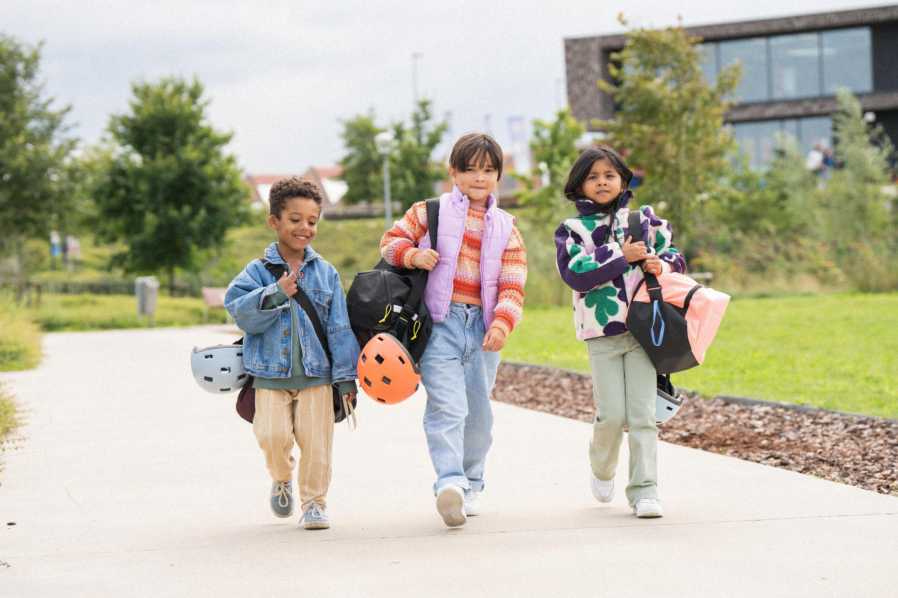 Niños saliendo del colegio