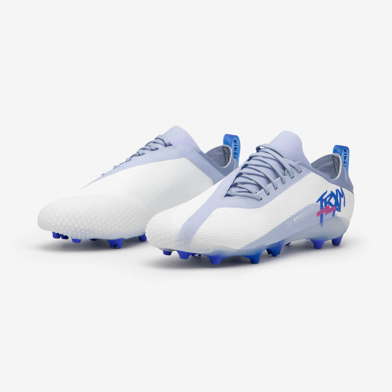 BOTAS DE FÚTBOL TRAXIUM EDGE AG/FG BLANCO AZUL