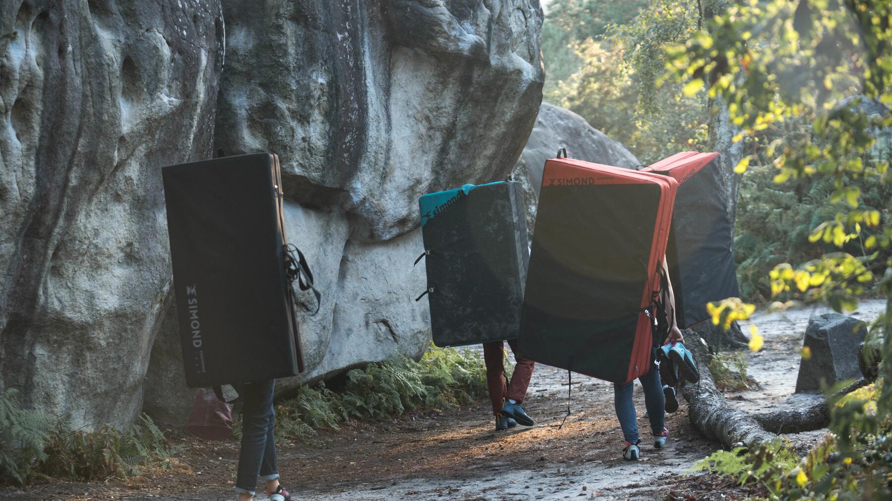 Eine Freundesgruppe transportiert Crashpads