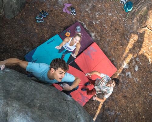 escaladora em falesia