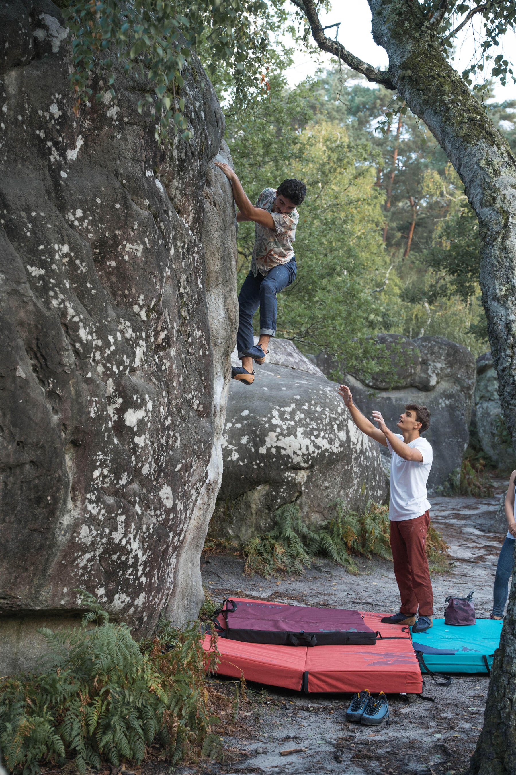 Zwei Freunde Bouldern Outdoor und unterstützen sich gegenseitig