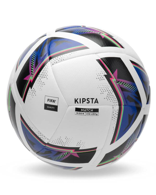 Ball vor weißem Hintergrund
