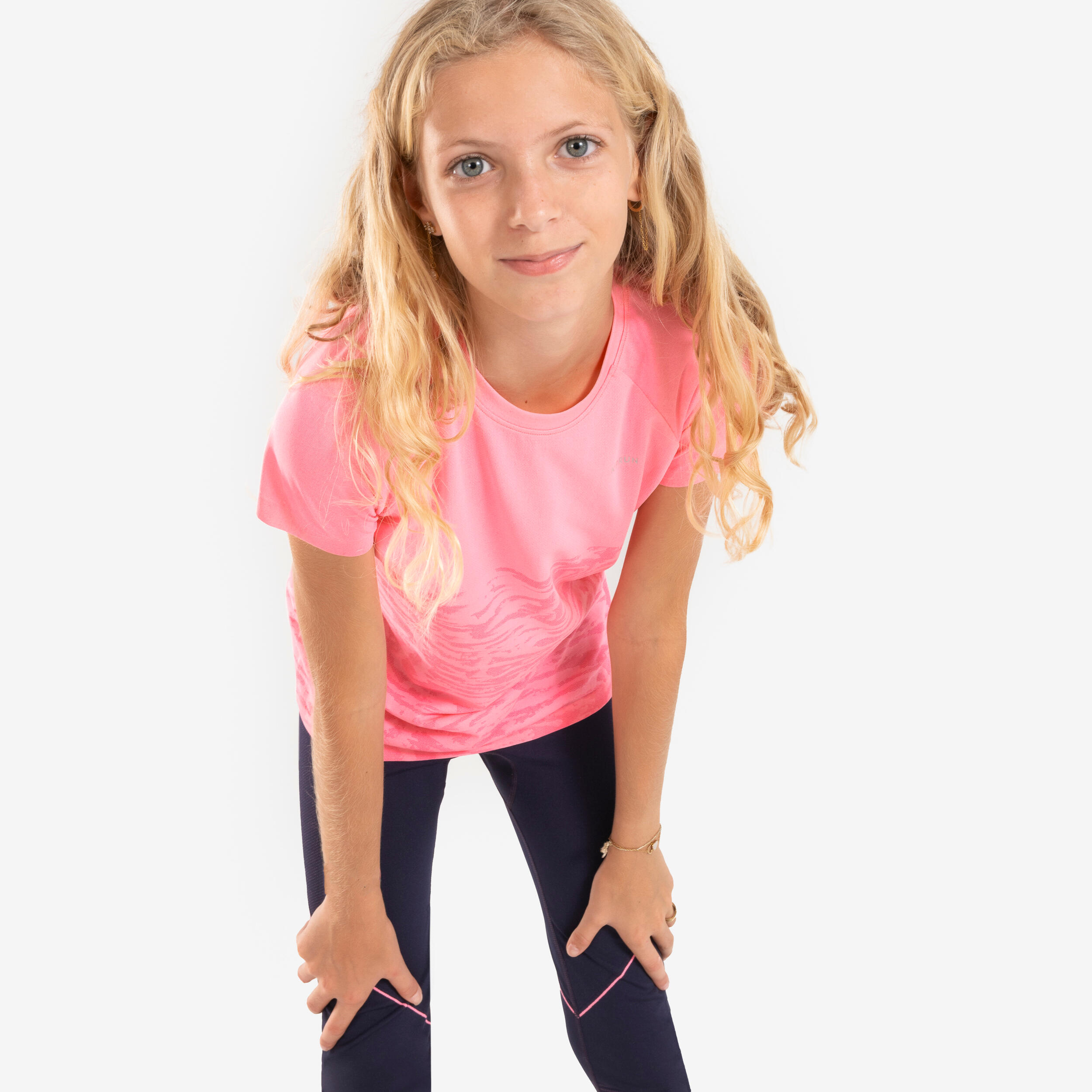 Camiseta running sin costuras Nina KIPRUN CARE 900 rosa