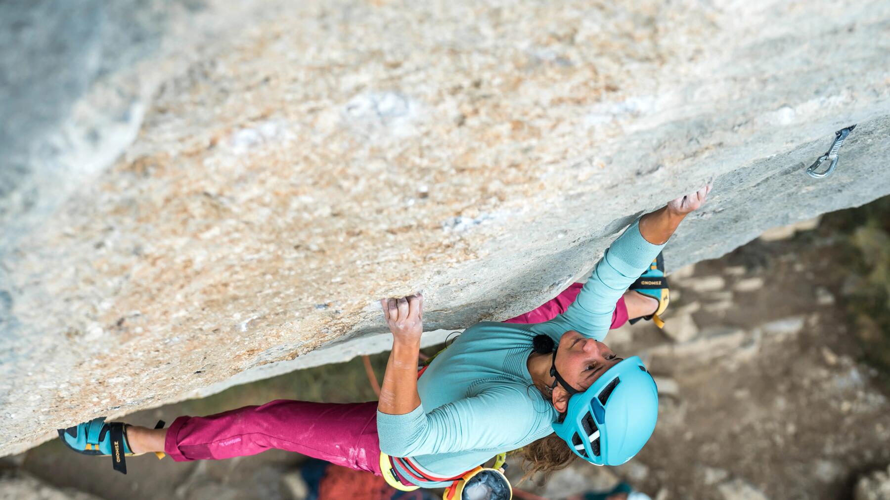 femme pratiquant l'escalade traditionnelle
