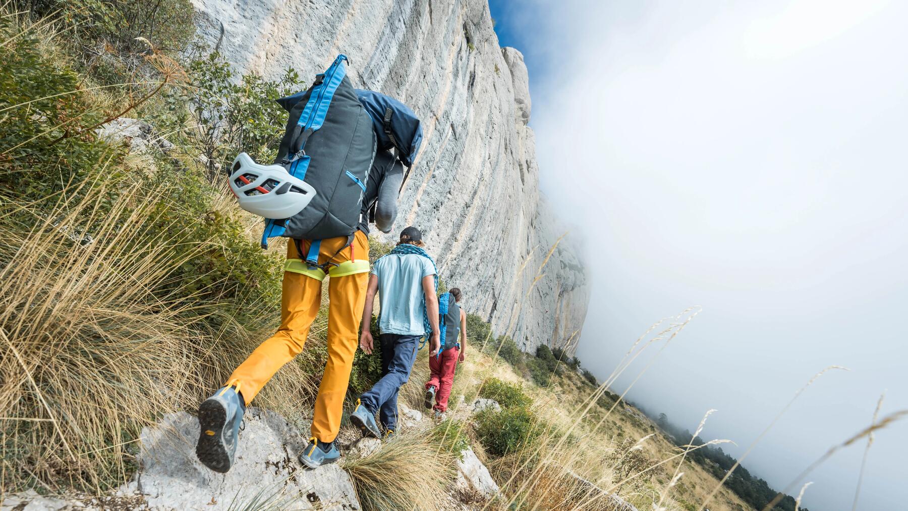 Gruppe von Kletterern auf dem Weg zum Fels in der Eifel