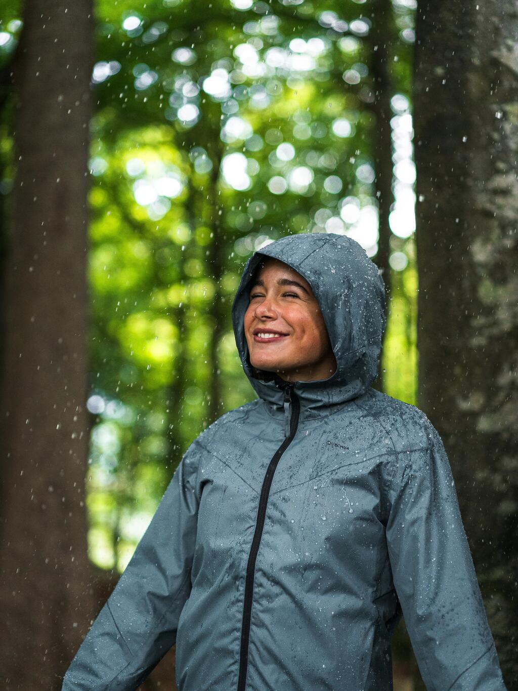 Zwei Kinder im Regen