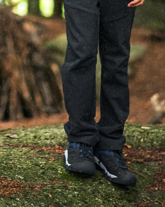 Wanderschuhe auf einem Wanderweg