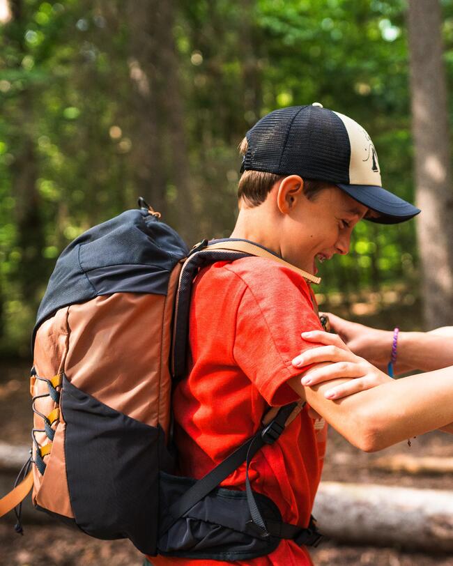 2 Kinder auf einer Wanderung mit Wanderrucksäcken.