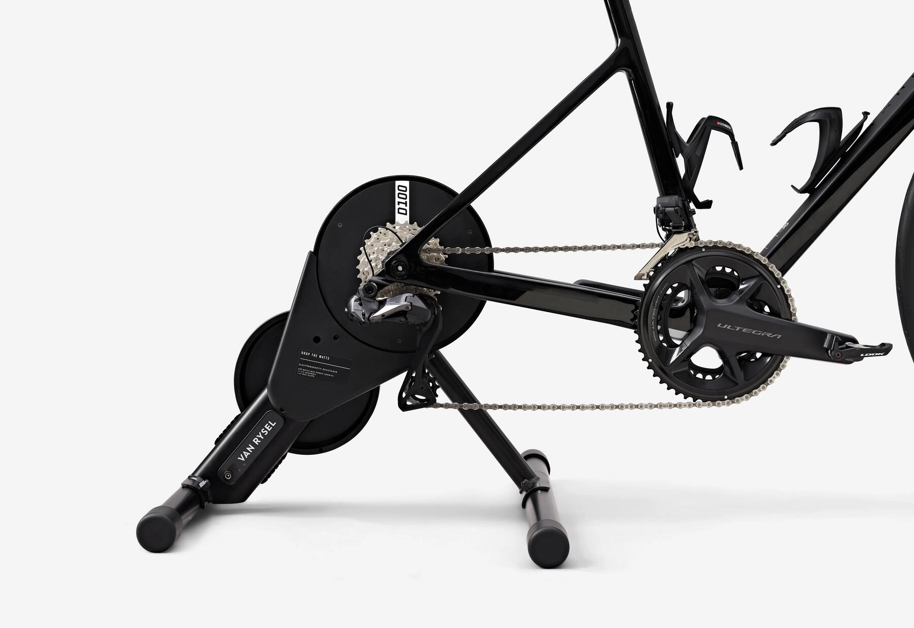 homem utilizando rolo de treino decathlon