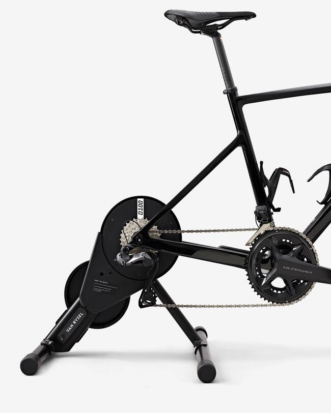 Schwarzes Fahrrad, das in Rollentrainer eingespannt ist