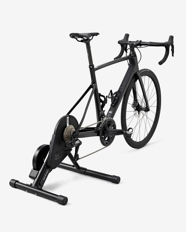 Schwarzes Fahrrad, das in Rollentrainer eingespannt ist