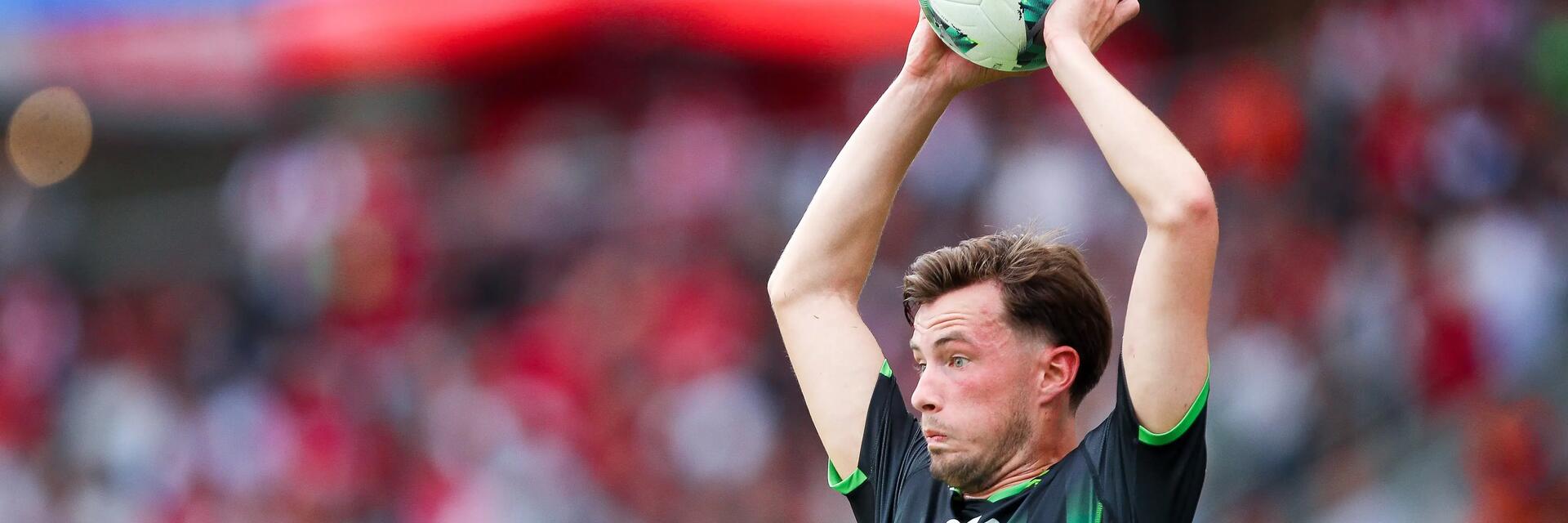 Piłkarz z piłką nad głową podczas meczu Premier League