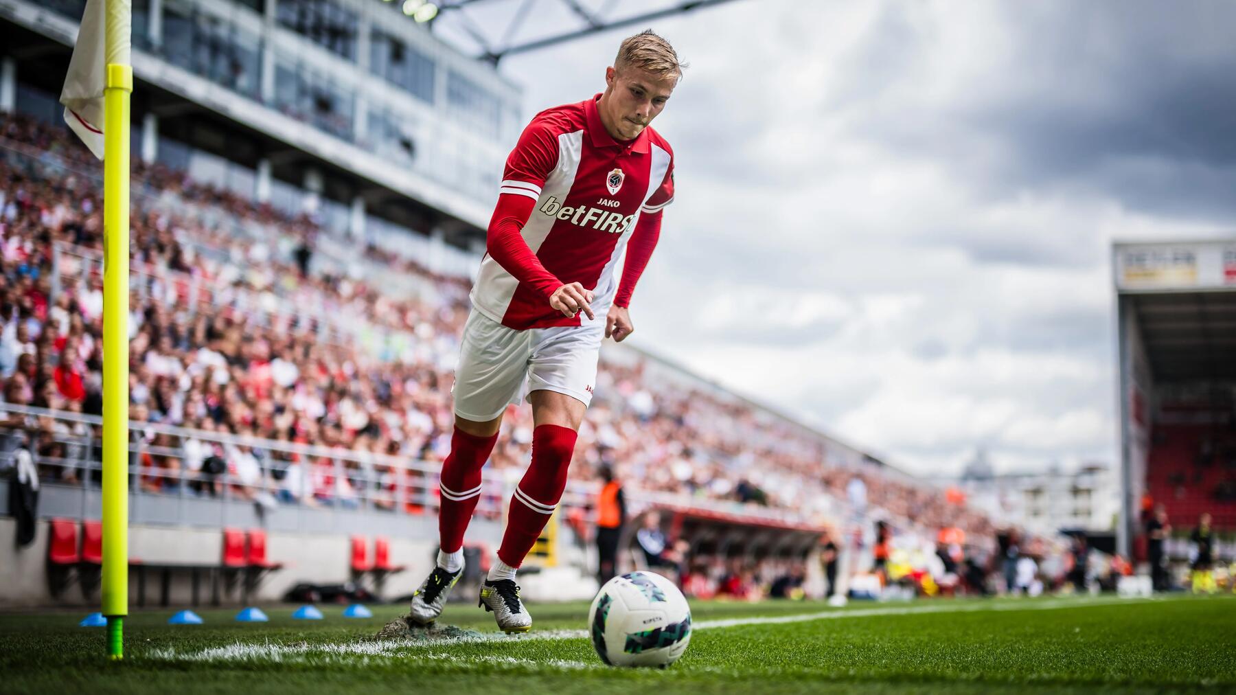 Spieler von Royal Antwerpen tritt im vollen Stadion eine Ecke.