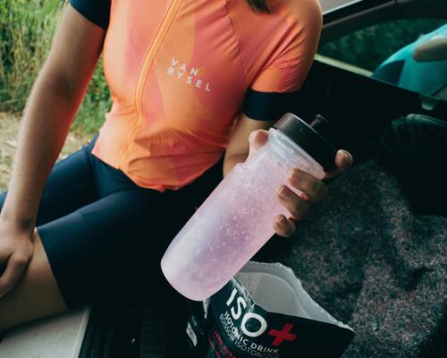 Sportif choisissant entre une boisson isotonique ou des électrolytes