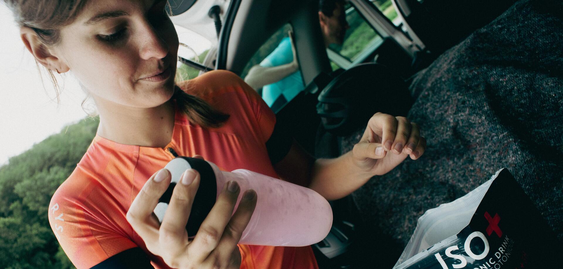 Sportive préparant une boisson isotonique