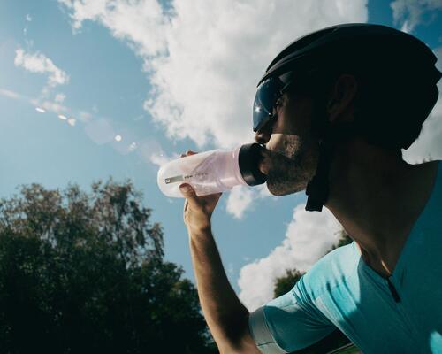 Ciclista che beve una bevanda energetica